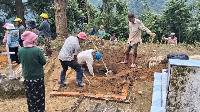 Khẩn cấp di dời 40 ngôi mộ ở Đam Rông 4 do nguy cơ sạt trượt - Ảnh 3. Khẩn cấp di dời 40 ngôi mộ ở Đam Rông 4 do nguy cơ sạt trượt - Ảnh 3.