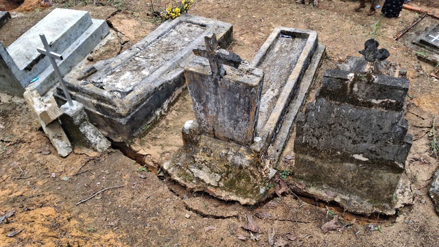 Khẩn cấp di dời 40 ngôi mộ ở Đam Rông 4 do nguy cơ sạt trượt - Ảnh 2. Khẩn cấp di dời 40 ngôi mộ ở Đam Rông 4 do nguy cơ sạt trượt - Ảnh 2.