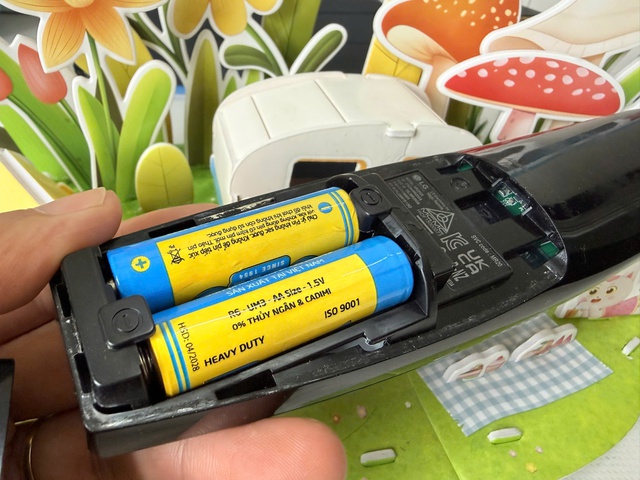 Vì sao đập mạnh điều khiển từ xa vào tay lại giúp hồi sinh pin? - Ảnh 2.