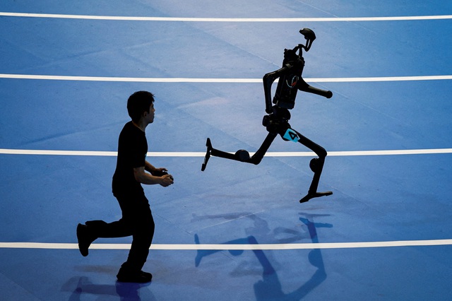 Trung Quốc cảnh báo vỡ bong bóng ngành robot hình người - Ảnh 1.