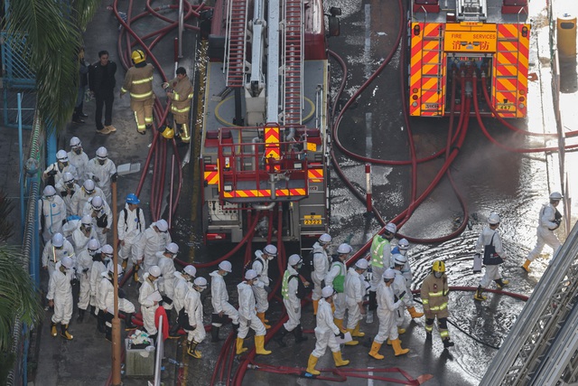 Thêm diễn biến vụ cháy chung cư Hồng Kông - Ảnh 2.