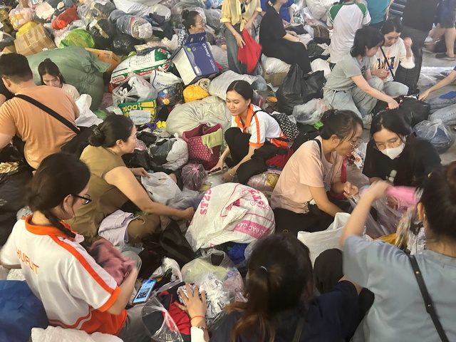 H&agrave;ng trăm sinh vi&ecirc;n v&ugrave;ng lũ được hỗ trợ sinh hoạt ph&iacute; - Ảnh 1.