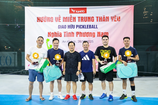 Lý Hoàng Nam cùng ca sĩ Giang Hồng Ngọc vô địch giải pickleball 'Nghĩa tình phương Nam'- Ảnh 6. Lý Hoàng Nam cùng ca sĩ Giang Hồng Ngọc vô địch giải pickleball 'Nghĩa tình phương Nam'- Ảnh 6.
