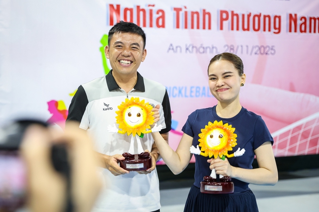 Lý Hoàng Nam cùng ca sĩ Giang Hồng Ngọc vô địch giải pickleball 'Nghĩa tình phương Nam'- Ảnh 5. Lý Hoàng Nam cùng ca sĩ Giang Hồng Ngọc vô địch giải pickleball 'Nghĩa tình phương Nam'- Ảnh 5.