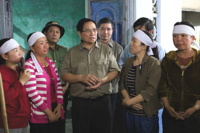 Thủ tướng Phạm Minh Ch&iacute;nh thăm người d&acirc;n rốn lũ H&ograve;a Thịnh - Ảnh 2.