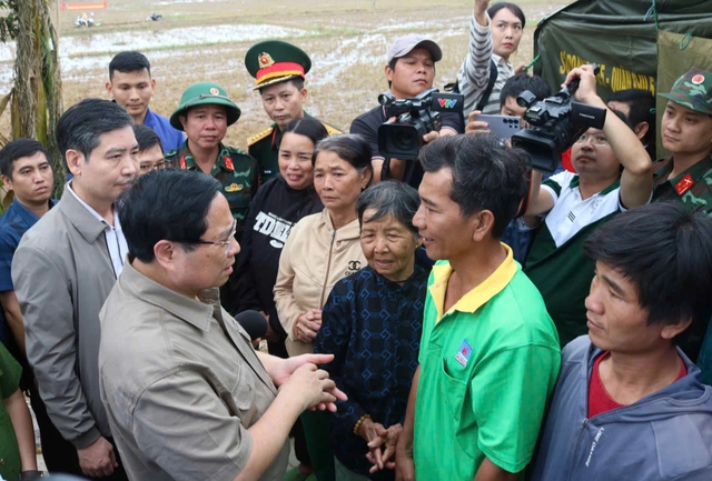 Thủ tướng Phạm Minh Ch&iacute;nh thăm người d&acirc;n rốn lũ H&ograve;a Thịnh - Ảnh 1.