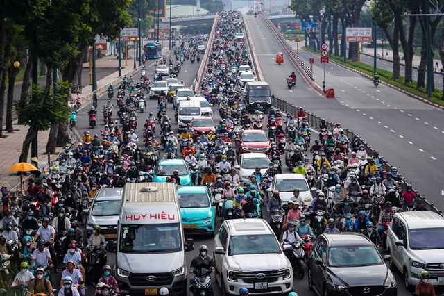 Sốt ruột với kẹt xe - Ảnh 1.