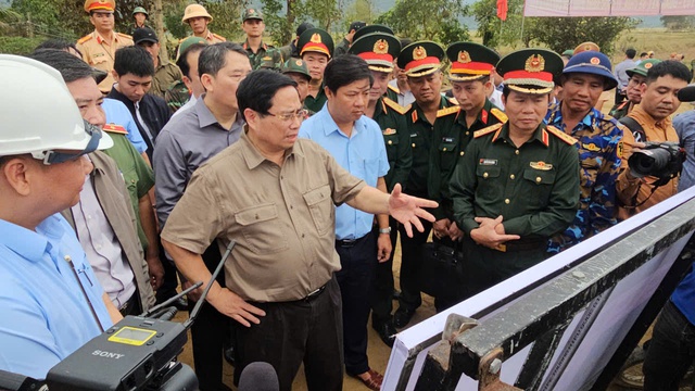 Thủ tướng Phạm Minh Ch&iacute;nh thăm người d&acirc;n rốn lũ H&ograve;a Thịnh - Ảnh 1.