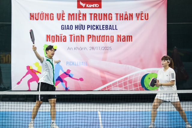 Lý Hoàng Nam cùng ca sĩ Giang Hồng Ngọc vô địch giải pickleball 'Nghĩa tình phương Nam'- Ảnh 2. Lý Hoàng Nam cùng ca sĩ Giang Hồng Ngọc vô địch giải pickleball 'Nghĩa tình phương Nam'- Ảnh 2.