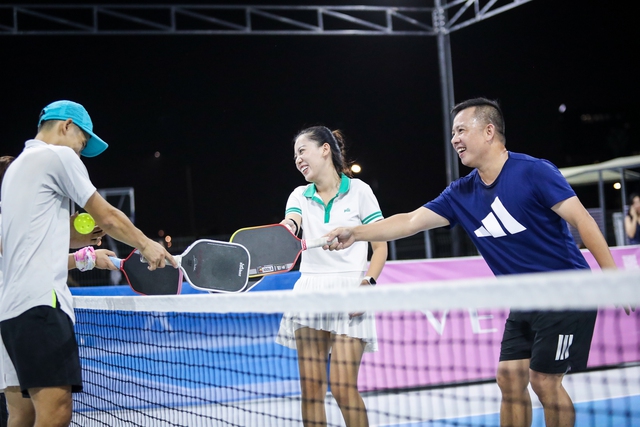 Lý Hoàng Nam cùng ca sĩ Giang Hồng Ngọc vô địch giải pickleball 'Nghĩa tình phương Nam'- Ảnh 4. Lý Hoàng Nam cùng ca sĩ Giang Hồng Ngọc vô địch giải pickleball 'Nghĩa tình phương Nam'- Ảnh 4.