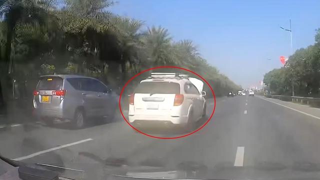 T&agrave;i xế dừng, đỗ &ocirc; t&ocirc; giữa cao tốc, kh&ocirc;ng th&egrave;m đặt biển cảnh b&aacute;o - Ảnh 1.