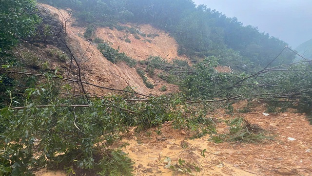 Quảng Trị:Miền núi sạt lở cả ngàn khối đất, đồng bằng nước lụt vỗ như sóng biển - Ảnh 3.