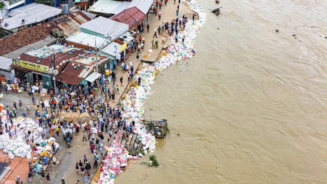 Mưa lũ dai dẳng, bất thường ở miền Trung- Ảnh 2.