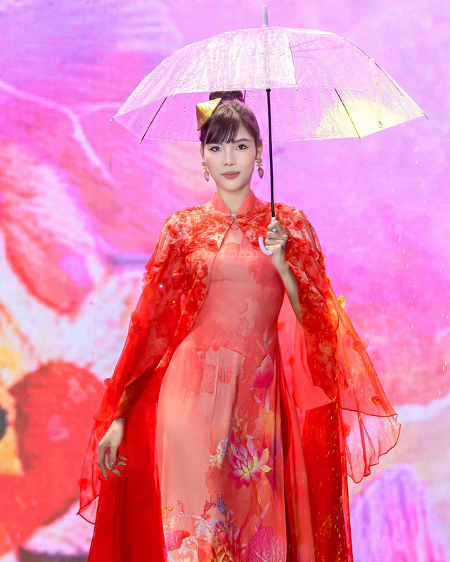 Đạo diễn trẻ Đỗ Bảo Ngọc thắp sáng đêm nghệ thuật 'Tinh hoa áo dài 2025'- Ảnh 4.