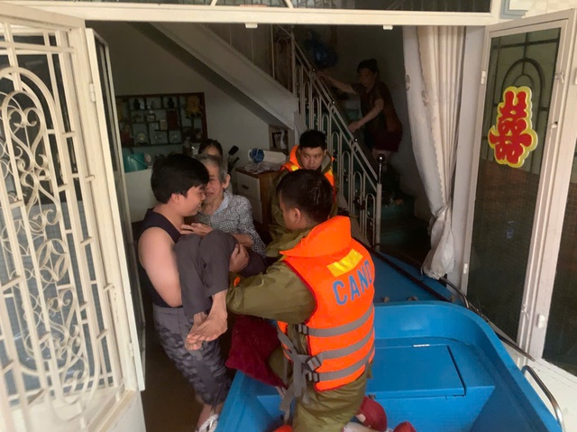 Công an TP.Huế vượt lũ, kịp đưa 2 người dân đi cấp cứu- Ảnh 2.