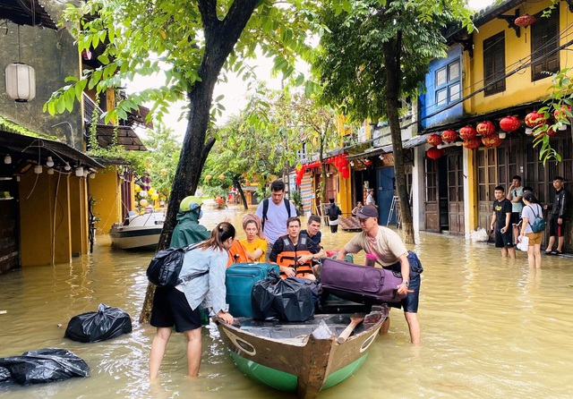 Mưa lũ miền Trung diễn ra dai dẳng và bất thường từ đầu tháng 11 - Ảnh 1.