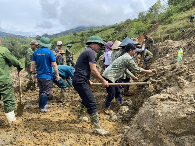 Quảng Ngãi Huy động sức mạnh cộng đồng khắc phục sạt lở đất - Ảnh 2.