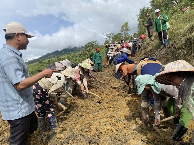 Quảng Ngãi Huy động sức mạnh cộng đồng khắc phục sạt lở đất - Ảnh 1.