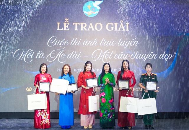 Đạo diễn trẻ Đỗ Bảo Ngọc thắp sáng đêm nghệ thuật 'Tinh hoa áo dài 2025'- Ảnh 8.