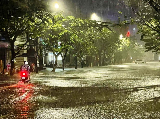 Đà Nẵng: Dự báo mưa lớn đến hết ngày 4.11, người dân tiếp tục dọn đồ chạy lũ- Ảnh 1.