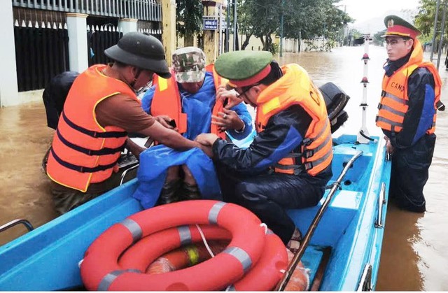 Đ&agrave; Nẵng: Vượt lũ chảy xiết đưa bệnh nh&acirc;n đột quỵ đi cấp cứu - Ảnh 1.