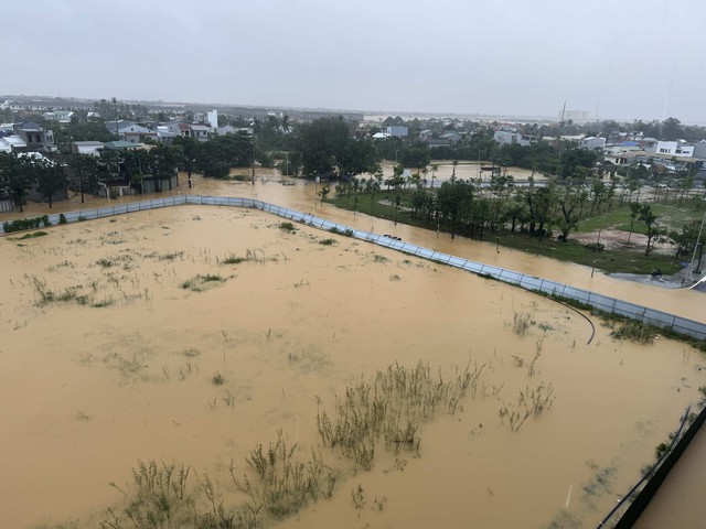 Thêm 1 cây cầu ở miền núi TP.Huế bị sập, nội đô Huế ngập sâu trở lại - Ảnh 2.