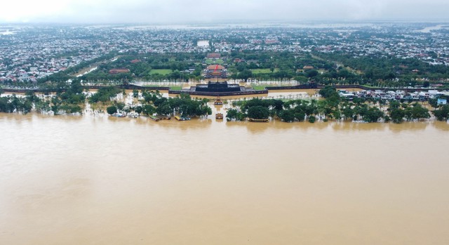V&igrave; sao miền Trung dồn dập mưa b&atilde;o về cuối năm?- Ảnh 1.