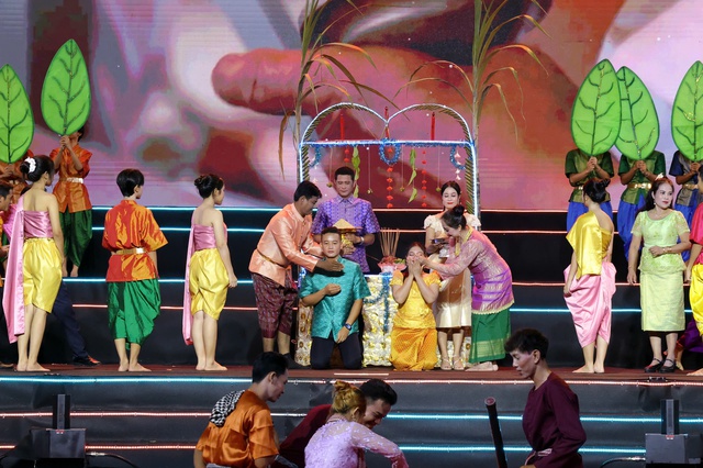 Tưng bừng Lễ hội Oóc Om Bóc - Đua ghe Ngo TP.Cần Thơ - Ảnh 2.