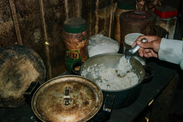 Dựng lán trại gần trường để đi học  - Ảnh 2.