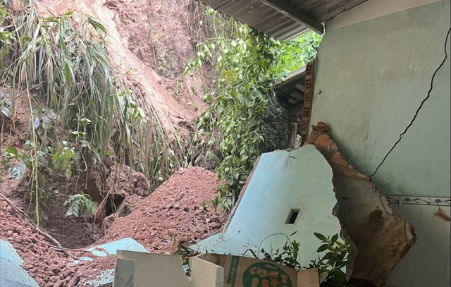 Gia Lai: Sạt lở đất làm sập nhà, 11 người dân được di dời an toàn- Ảnh 1.