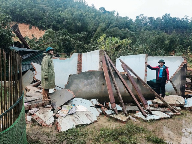 TP.Đ&agrave; Nẵng: 'Đất đ&atilde; no nước, chỉ cần trận mưa lớn l&agrave; sạt lở tan hoang'- Ảnh 1.