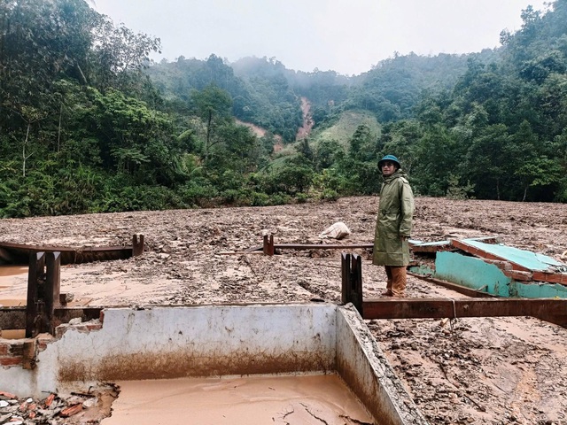 TP.Đ&agrave; Nẵng: 'Đất đ&atilde; no nước, chỉ cần trận mưa lớn l&agrave; sạt lở tan hoang'- Ảnh 4.