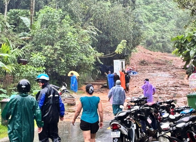 TP.Đ&agrave; Nẵng: 'Đất đ&atilde; no nước, chỉ cần trận mưa lớn l&agrave; sạt lở tan hoang'- Ảnh 5.