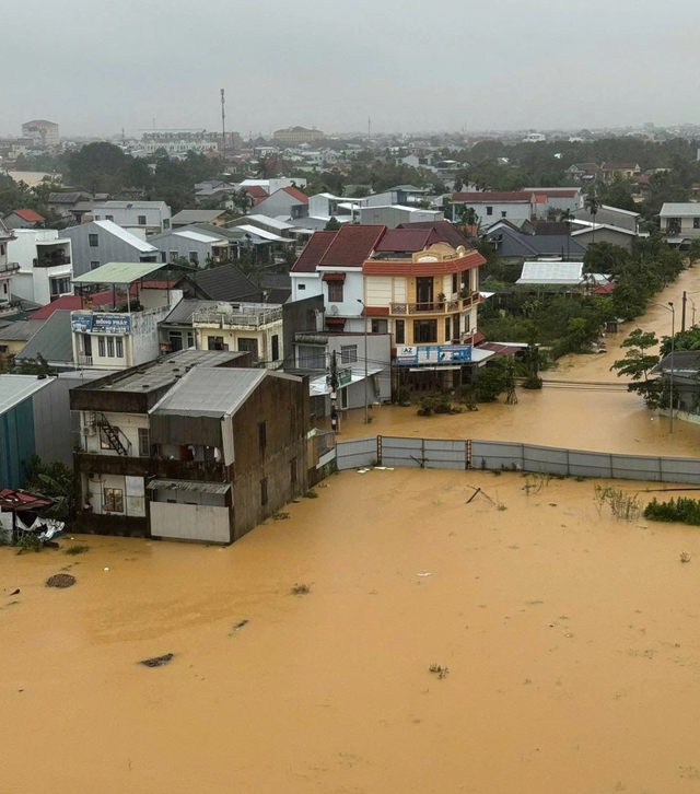 Thêm 1 cây cầu ở miền núi TP.Huế bị sập, nội đô Huế ngập sâu trở lại - Ảnh 3.
