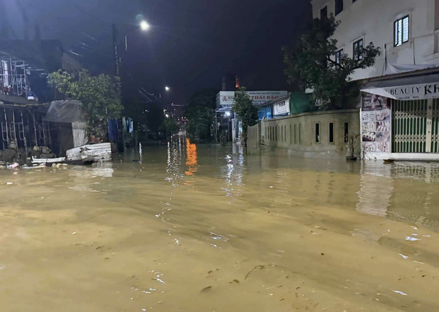 Thêm 1 cây cầu ở miền núi TP.Huế bị sập, nội đô Huế ngập sâu trở lại - Ảnh 4.