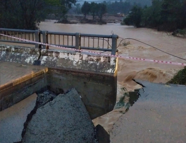 Thêm 1 cây cầu ở miền núi TP.Huế bị sập, nội đô Huế ngập sâu trở lại - Ảnh 1.
