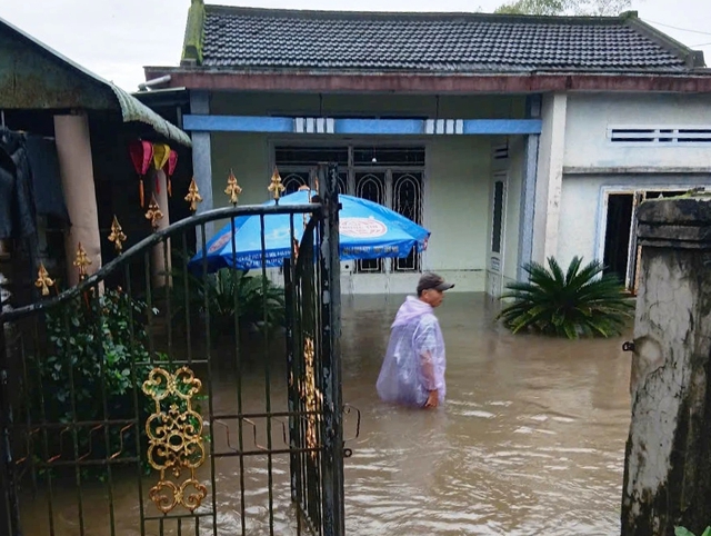 3 giờ sáng, nước lũ bất ngờ cuồn cuộn đổ về: Người Đà Nẵng gọi nhau tháo chạy - Ảnh 1. 3 giờ sáng, nước lũ bất ngờ cuồn cuộn đổ về: Người Đà Nẵng gọi nhau tháo chạy - Ảnh 1.