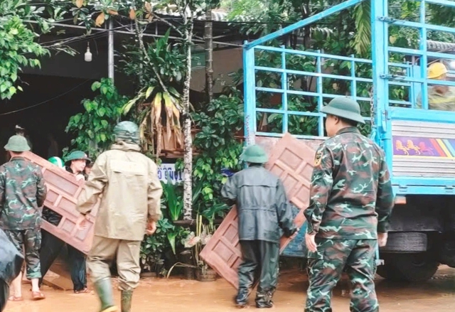 3 giờ sáng, nước lũ bất ngờ cuồn cuộn đổ về: Người Đà Nẵng gọi nhau tháo chạy - Ảnh 2. 3 giờ sáng, nước lũ bất ngờ cuồn cuộn đổ về: Người Đà Nẵng gọi nhau tháo chạy - Ảnh 2.