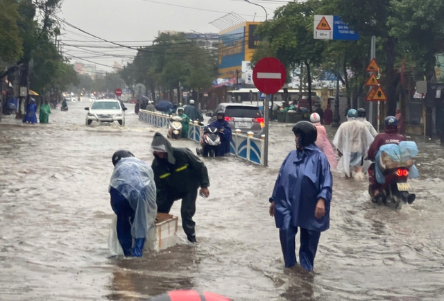 'Trận lụt thứ 3 trong vòng 10 ngày, quá mệt mỏi!'- Ảnh 4. 'Trận lụt thứ 3 trong vòng 10 ngày, quá mệt mỏi!'- Ảnh 4.