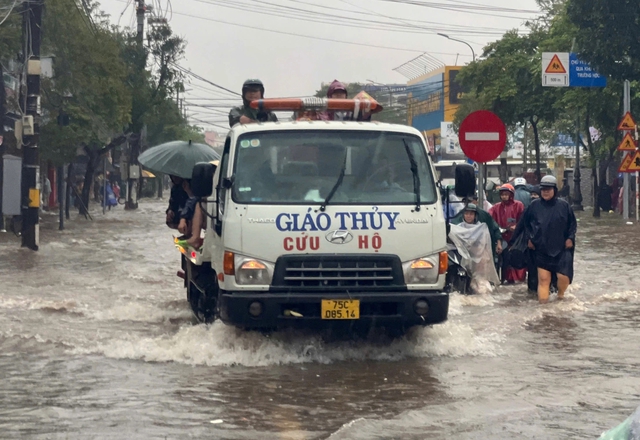'Trận lụt thứ 3 trong vòng 10 ngày, quá mệt mỏi!'- Ảnh 7. 'Trận lụt thứ 3 trong vòng 10 ngày, quá mệt mỏi!'- Ảnh 7.