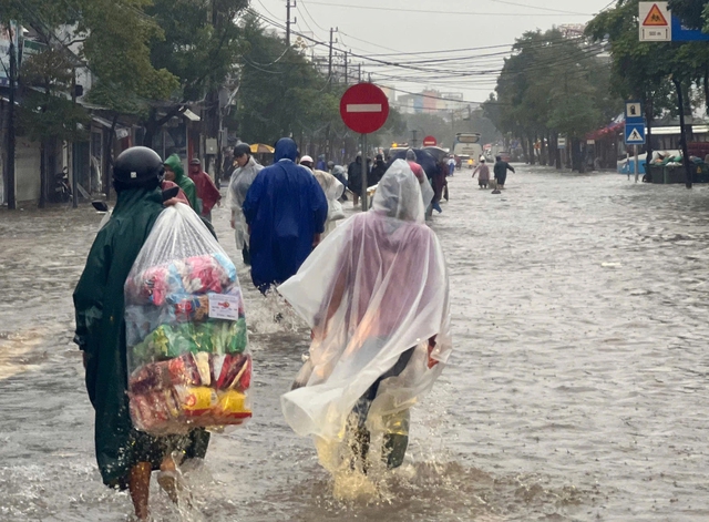 'Trận lụt thứ 3 trong vòng 10 ngày, quá mệt mỏi!'- Ảnh 8. 'Trận lụt thứ 3 trong vòng 10 ngày, quá mệt mỏi!'- Ảnh 8.