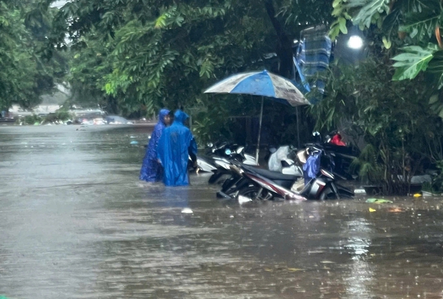 'Trận lụt thứ 3 trong vòng 10 ngày, quá mệt mỏi!'- Ảnh 9. 'Trận lụt thứ 3 trong vòng 10 ngày, quá mệt mỏi!'- Ảnh 9.