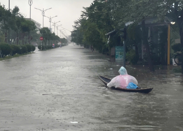 'Trận lụt thứ 3 trong vòng 10 ngày, quá mệt mỏi!'- Ảnh 10. 'Trận lụt thứ 3 trong vòng 10 ngày, quá mệt mỏi!'- Ảnh 10.