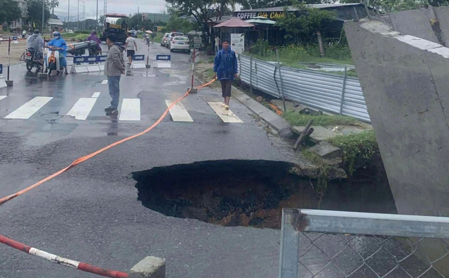 Làng đại học Đà Nẵng: Xuất hiện 'hố tử thần' trên đường Nam Kỳ Khởi Nghĩa   - Ảnh 1.