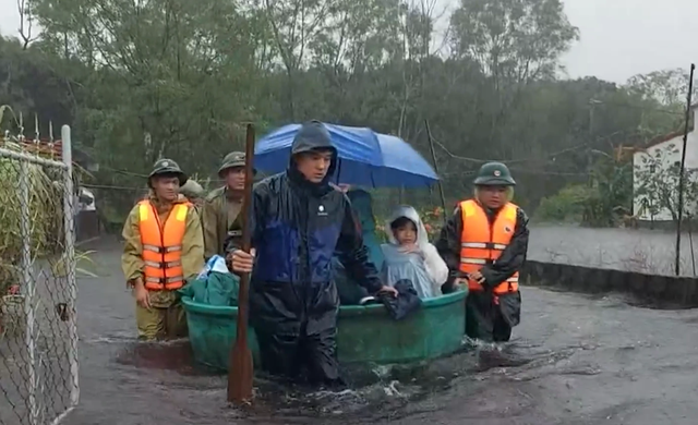Quảng Trị:Miền núi sạt lở cả ngàn khối đất, đồng bằng nước lụt vỗ như sóng biển - Ảnh 4.