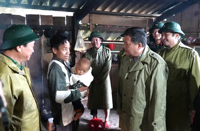 Chủ tịch UBND tỉnh Quảng Trị vượt lũ vào thăm đồng bào Rục đang bị cô lập- Ảnh 2. Chủ tịch UBND tỉnh Quảng Trị vượt lũ vào thăm đồng bào Rục đang bị cô lập- Ảnh 2.
