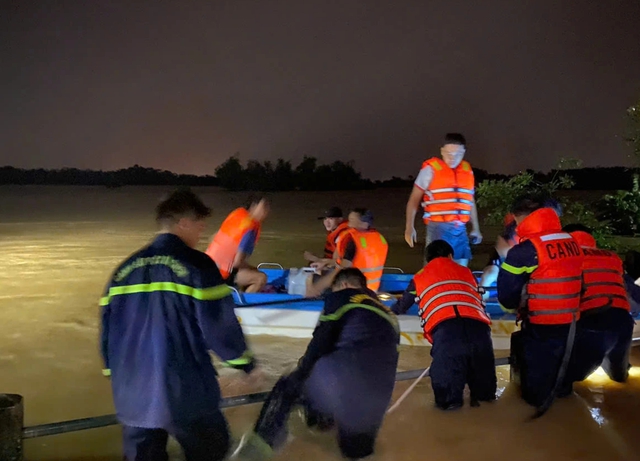 Quảng Trị: 4 người bị cô lập khi đi bắt dế ở bờ sông - Ảnh 1.