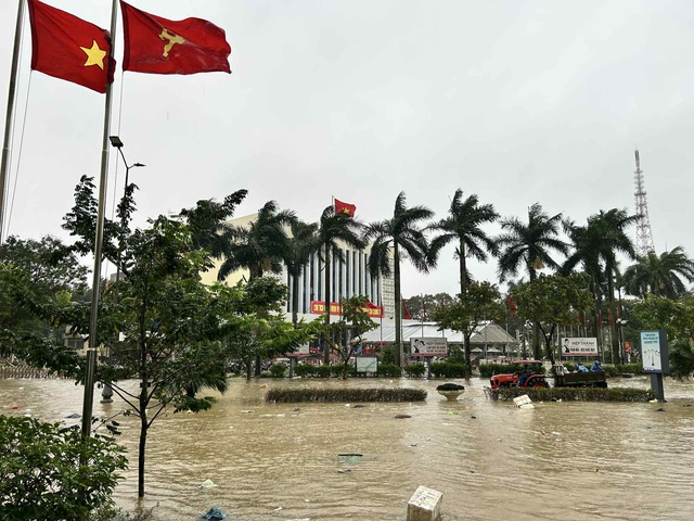 'Trận lụt thứ 3 trong vòng 10 ngày, quá mệt mỏi!'- Ảnh 1. 'Trận lụt thứ 3 trong vòng 10 ngày, quá mệt mỏi!'- Ảnh 1.