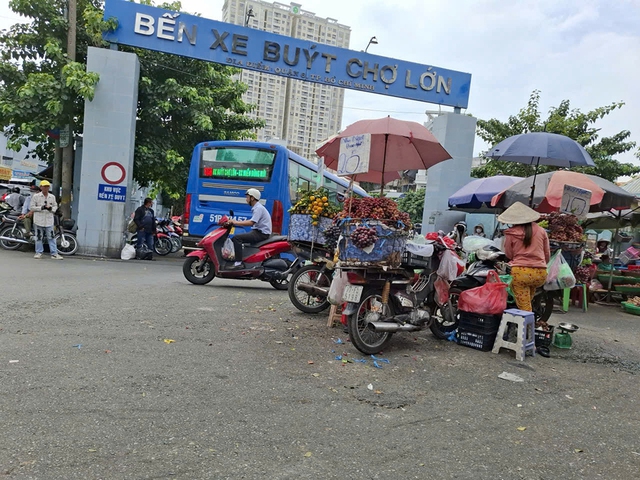 Buôn bán lấn chiếm đường và bến xe buýt Chợ Lớn - Ảnh 2.