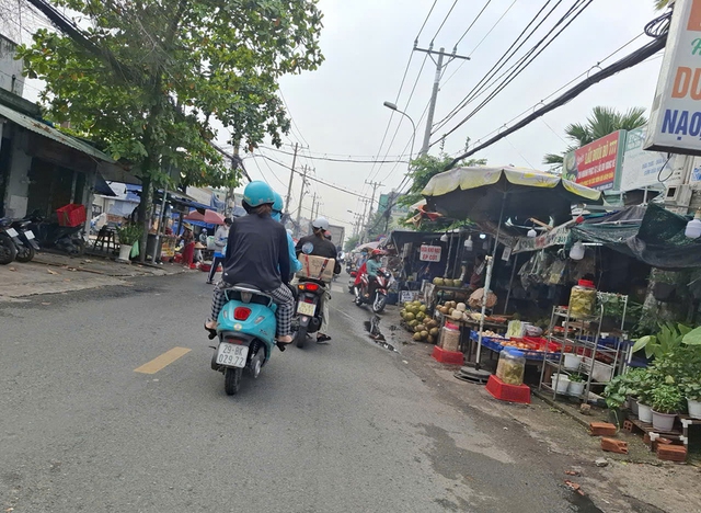 Buôn bán lấn chiếm đường và bến xe buýt Chợ Lớn - Ảnh 4.